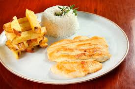Pechuga a la plancha con arroz y papas fritas