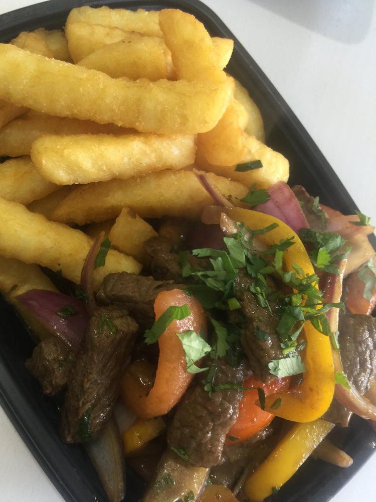 Lomo saltado con papas fritas y arroz