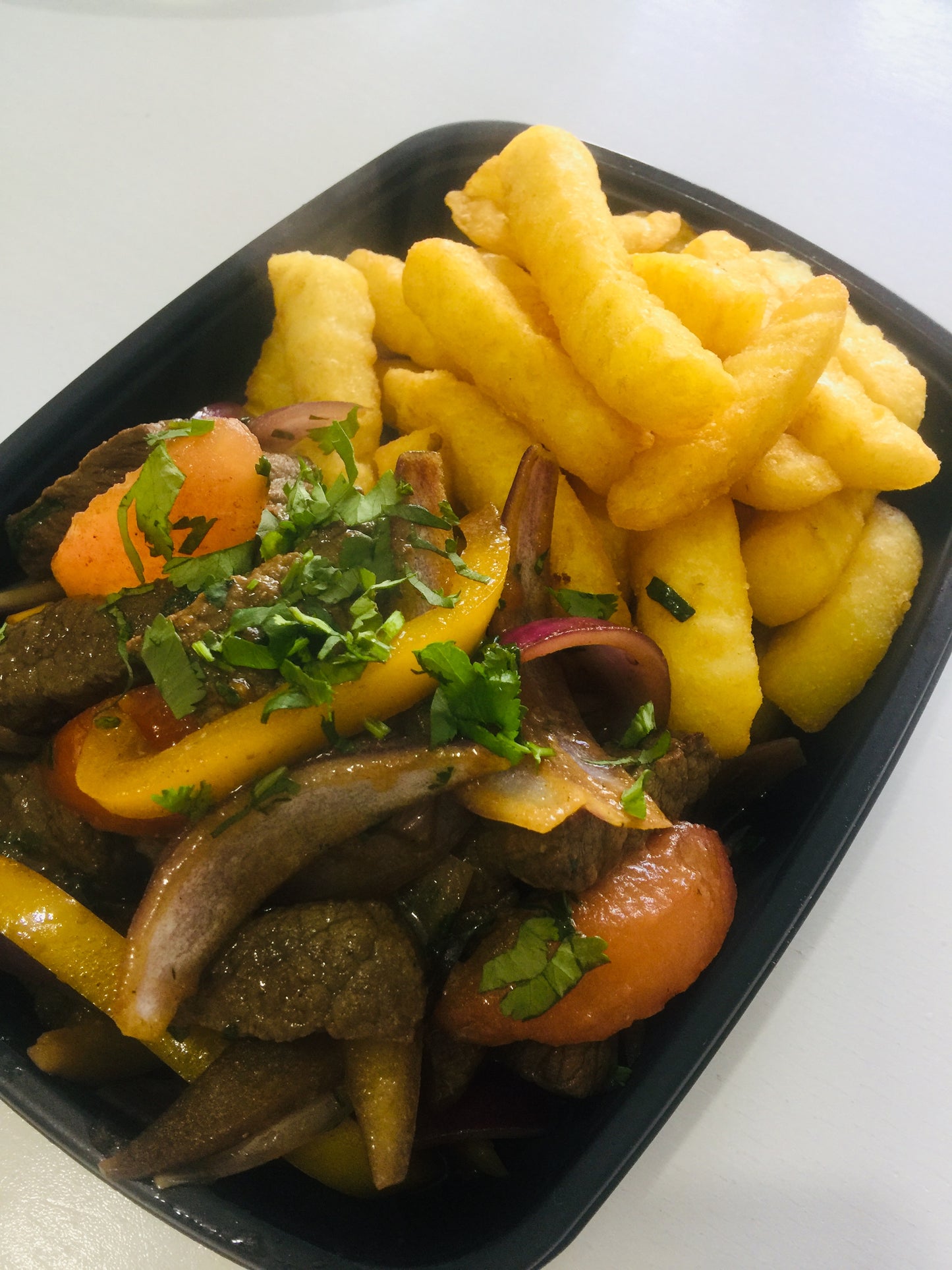 Lomo saltado con papas fritas y arroz