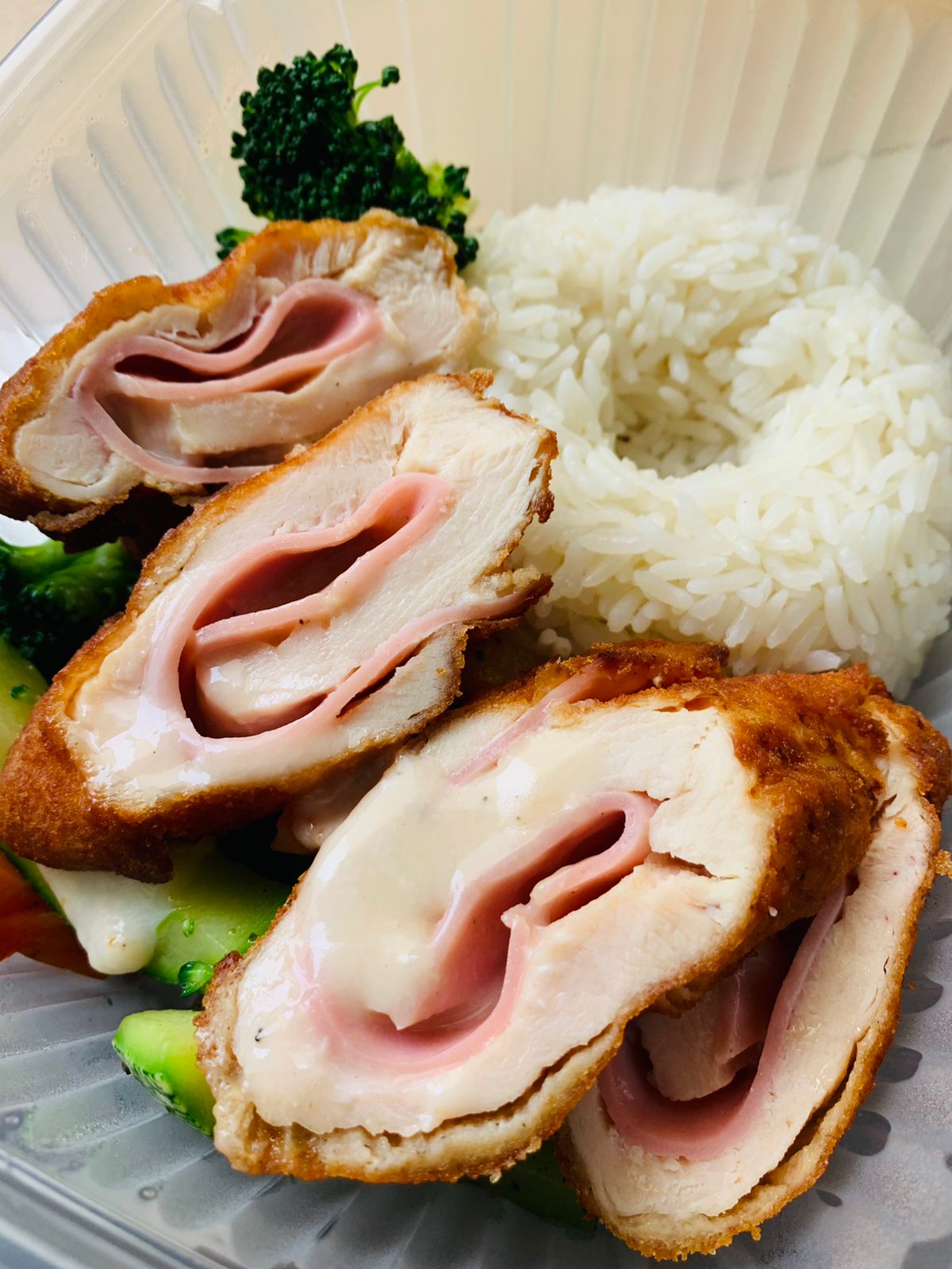 Enrollado de pollo con verduras salteadas y arroz