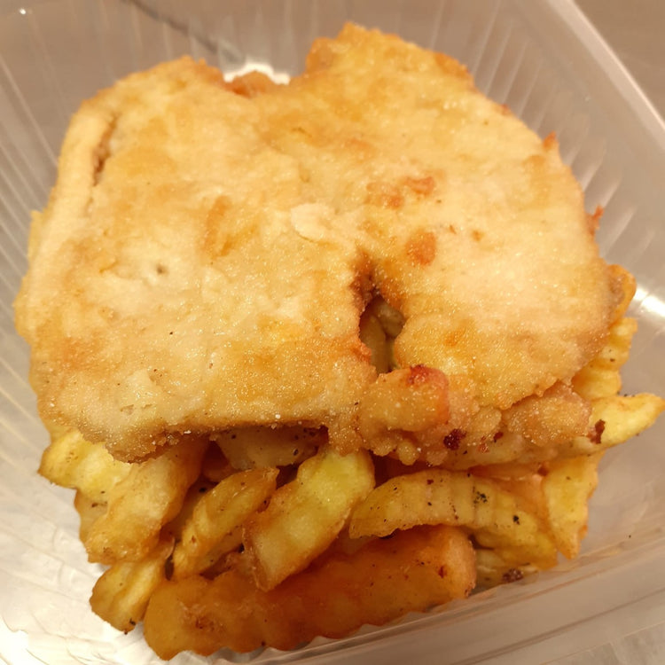 Milanesa de pollo con papas fritas y arroz