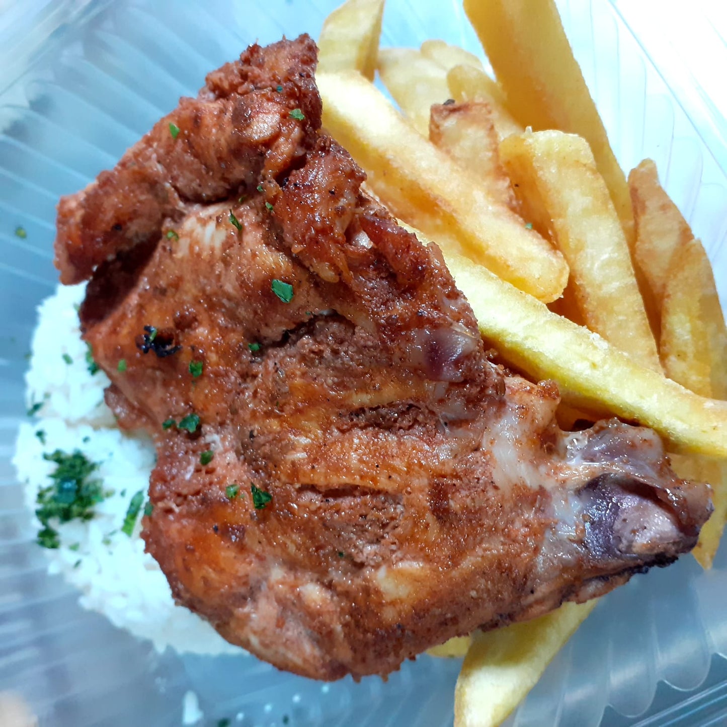 Pollo a la parrilla con papas fritas