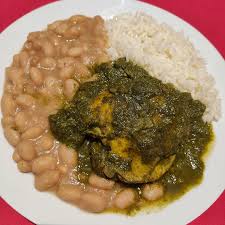 Seco de pollo con frijoles y arroz