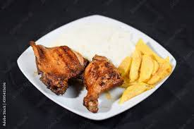 Pollo a la parrilla con papas fritas y arroz