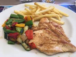 Pechuga a la plancha con papas fritas y verduras salteadas