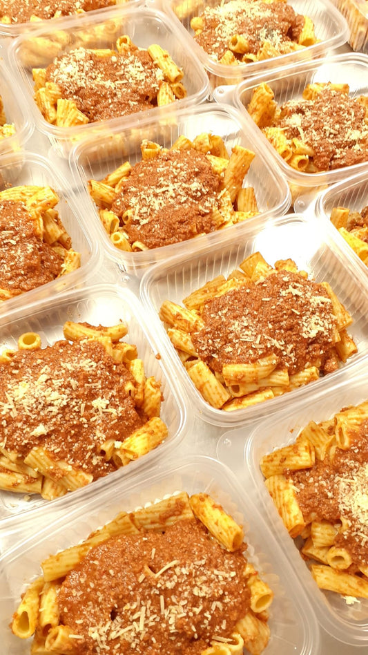 Rigatoni en salsa roja de carne