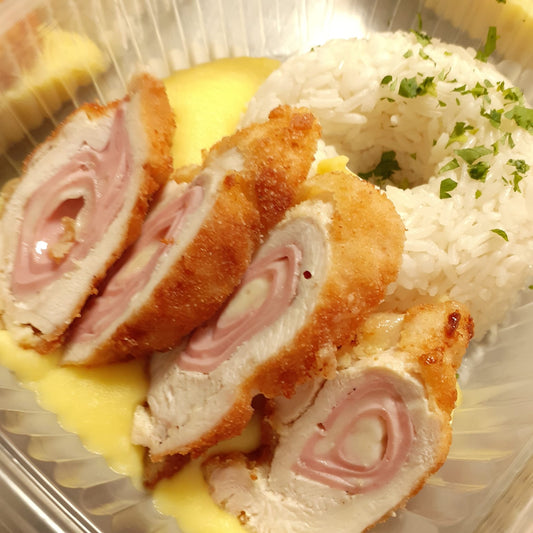 Enrollado de Pollo con pure de papas y arroz