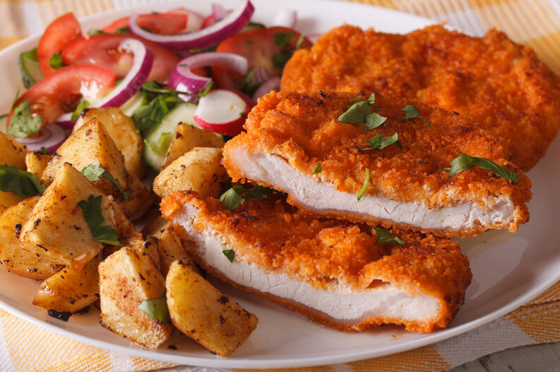 Milanesa de pollo con verduras salteadas