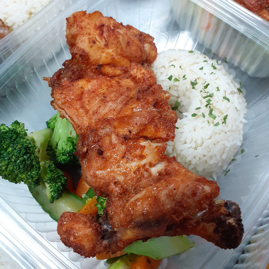 Pollo a la parrilla con verduras salteadas y arroz