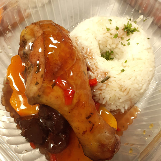 Pollo al vino con camote glaseado y arroz