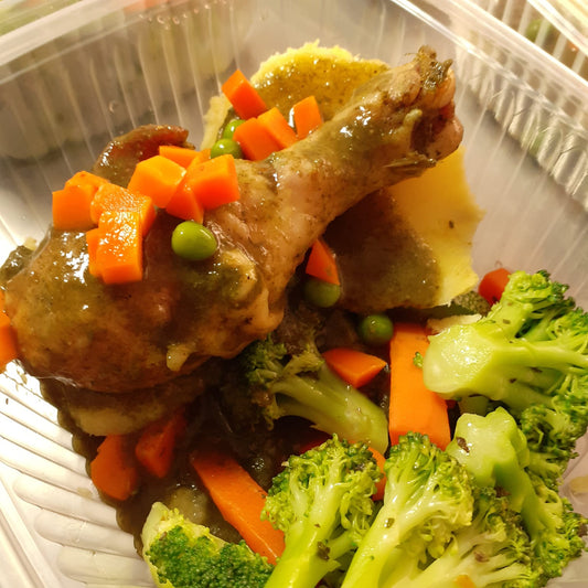 Seco de pollo con frijoles y verduras salteadas